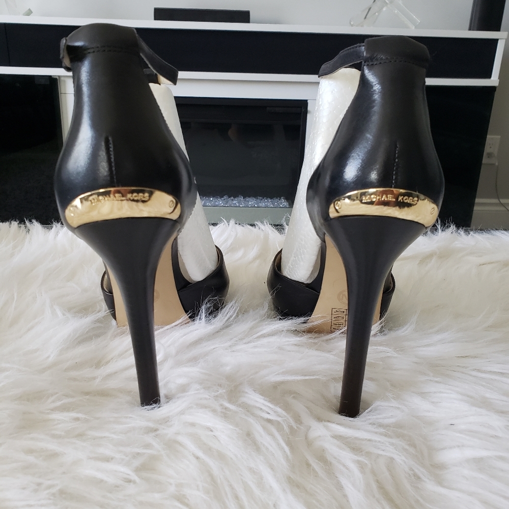 Authentic Michael kors Sandals  size 10